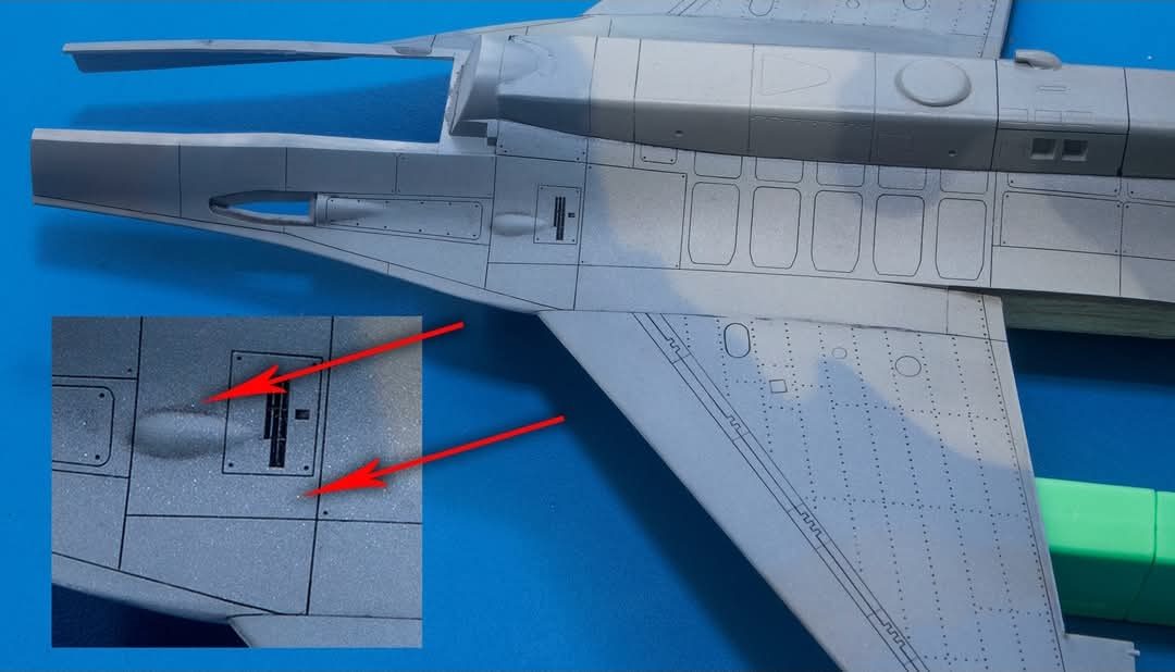Λεπτομέρεια κατασκευής F-16 σε μπλε cutting mat με σημειωμένα σημεία προσοχής στη βαφή
